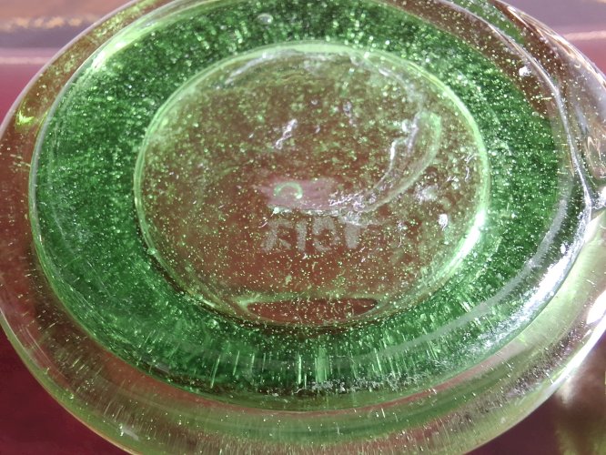 Bonbonnière pour enfants méritants en verre bullé de Biot, dit pot apothicaire avec son couvercle, signé