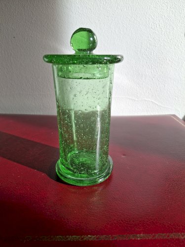 Bonbonnière pour enfants méritants en verre bullé de Biot, dit pot apothicaire avec son couvercle, signé