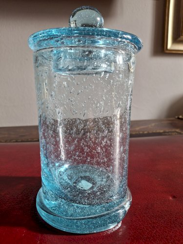 Bonbonnière pour enfants méritants en verre bullé de Biot, dit pot apothicaire avec son couvercle