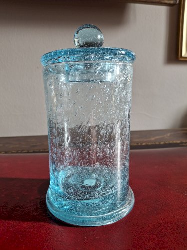 Bonbonnière pour enfants méritants en verre bullé de Biot, dit pot apothicaire avec son couvercle