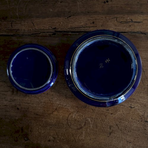 Bonbonnière vide-poche en porcelaine bleue avec rehauts dorés début XXe M3670