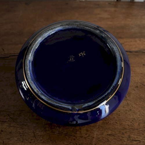Bonbonnière vide-poche en porcelaine bleue avec rehauts dorés début XXe M3670