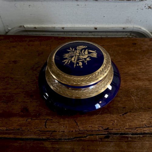 Bonbonnière vide-poche en porcelaine bleue avec rehauts dorés début XXe M3670