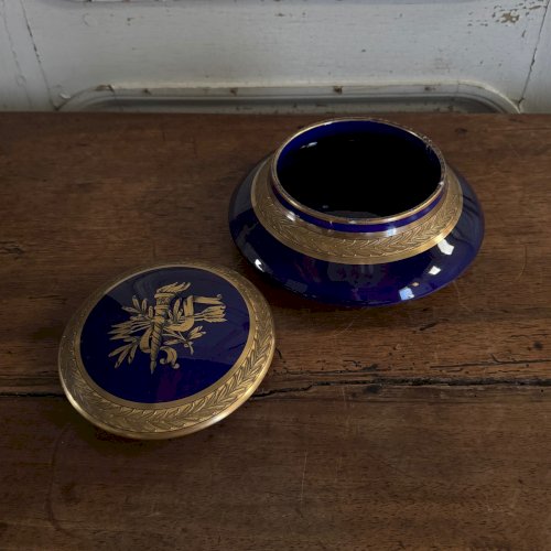 Bonbonnière vide-poche en porcelaine bleue avec rehauts dorés début XXe M3670