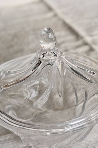 Bonbonnière vintage en verre transparent à couvercle bombé