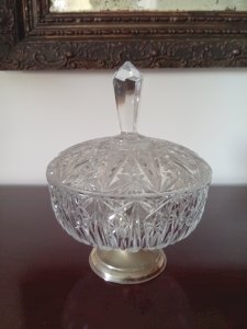 Vintage glass candy jar with silver foot. Elegant vintage candy jar/decorative box with lid, made of thick transparent glass finely worked with geometric and floral patterns. The lid is topped with a lovely faceted knob and the bowl rests on a silver metal foot, giving the whole piece a refined and elegant style. It can be used as a candy jar, chocolate box, pocket emptier, jewelry box, or simply as a beautiful decorative object. ✨ Beautiful finish rich in details ✨ Vintage and classic style ✨ M