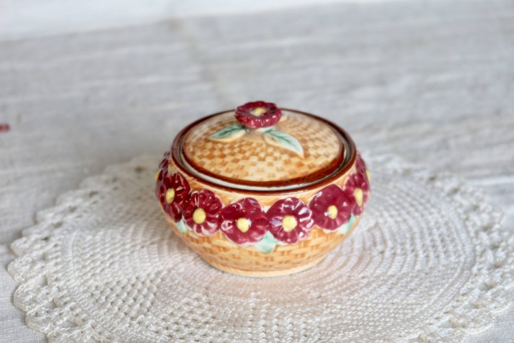 Bonbonnière vintage faïence et barbotine - Panier tressé, fleurs bordeaux