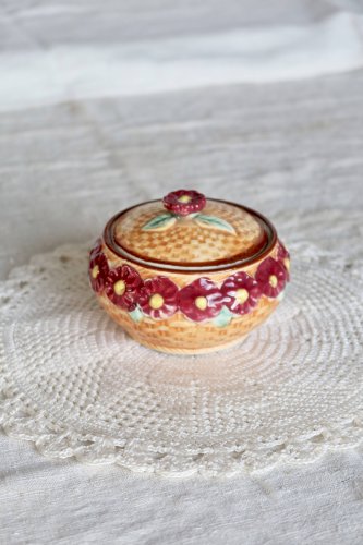 Bonbonnière vintage faïence et barbotine - Panier tressé, fleurs bordeaux