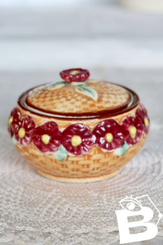 Bonbonnière vintage faïence et barbotine - Panier tressé, fleurs bordeaux