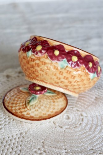 Bonbonnière vintage faïence et barbotine - Panier tressé, fleurs bordeaux