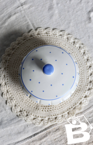 Bonbonnière vintage faïence ivoire pois bleu