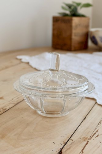 Bonbonnière vintage verre moulé à couvercle – Décor perlé