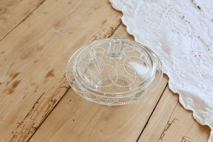 Bonbonnière vintage verre moulé à couvercle – Décor perlé