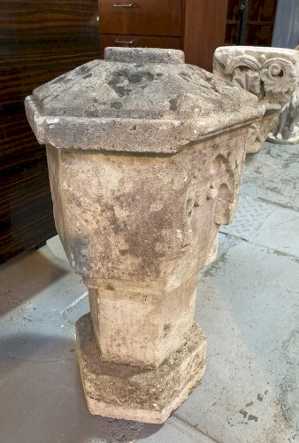 Borne - pierre sculptée - style gothique