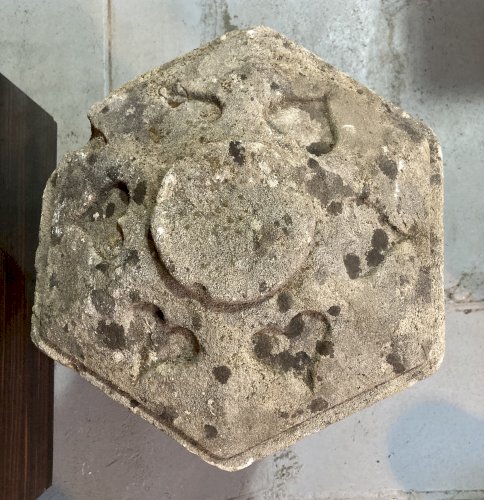 Borne - pierre sculptée - style gothique