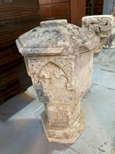 Borne - pierre sculptée - style gothique