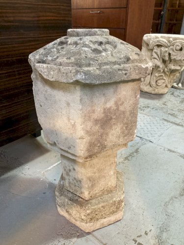 Borne - pierre sculptée - style gothique