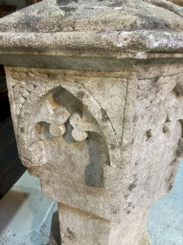 Borne - pierre sculptée - style gothique