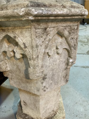 Borne - pierre sculptée - style gothique