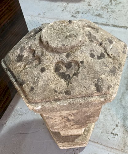 Borne - pierre sculptée - style gothique