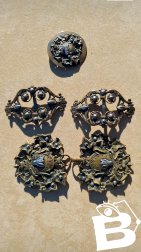 Boucle de cape ancienne - boucles de chaussures et un bouton en cuivre - abeilles ornées de lierres