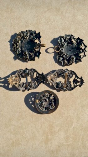 Boucle de cape ancienne - boucles de chaussures et un bouton en cuivre - abeilles ornées de lierres