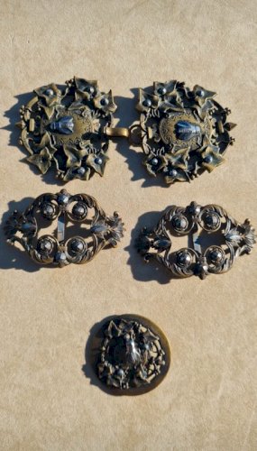 Boucle de cape ancienne - boucles de chaussures et un bouton en cuivre - abeilles ornées de lierres