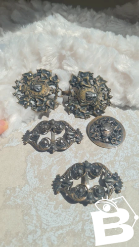 Boucle de cape ancienne - boucles de chaussures et un bouton en cuivre - abeilles ornées de lierres