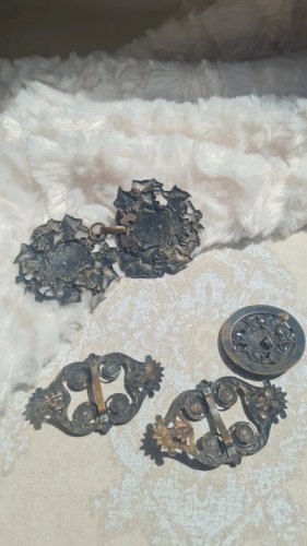 Boucle de cape ancienne - boucles de chaussures et un bouton en cuivre - abeilles ornées de lierres