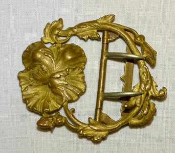 -BOUCLE DE CEINTURE ART NOUVEAU BRONZE UNE FLEUR en RELIEF Détails feuillus   D