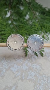 Boucles d oreilles - clips - en métal argenté signée FY