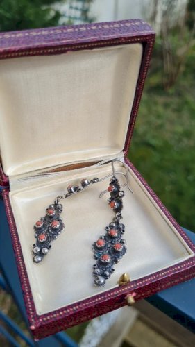 Boucles doreilles anciennes Berbère en argent et corail