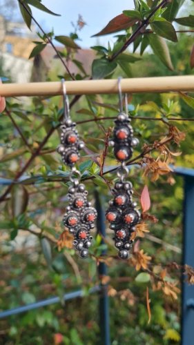 Boucles doreilles anciennes Berbère en argent et corail