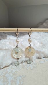 Boucles doreilles anciennes - en argent, nacre, perles deau douce, et pierres