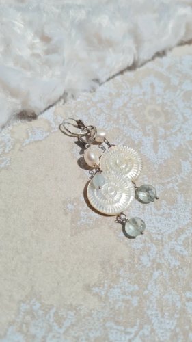 Boucles doreilles anciennes - en argent, nacre, perles deau douce, et pierres