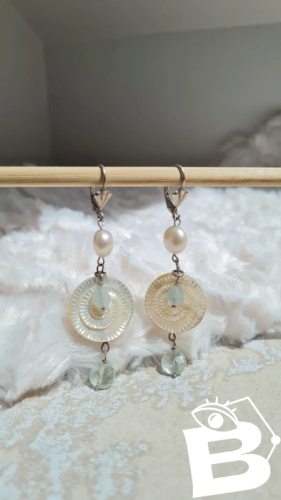 Boucles doreilles anciennes - en argent, nacre, perles deau douce, et pierres