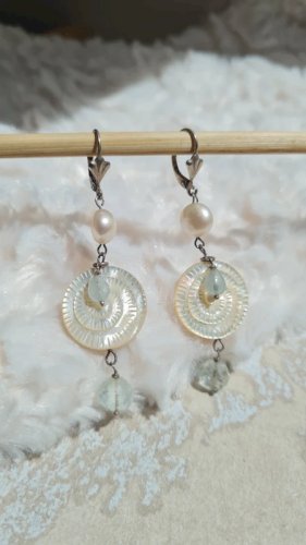 Boucles doreilles anciennes - en argent, nacre, perles deau douce, et pierres
