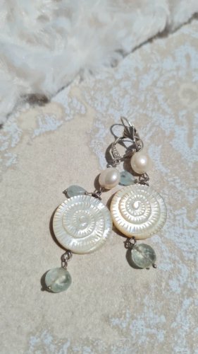 Boucles doreilles anciennes - en argent, nacre, perles deau douce, et pierres