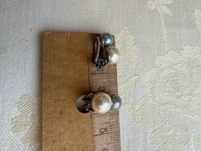Boucles d’oreilles clip perles de culture blanche et grise 1960 argent vintage