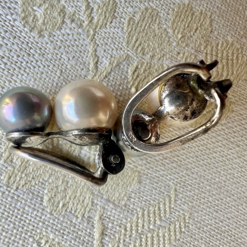 Boucles d’oreilles clip perles de culture blanche et grise 1960 argent vintage