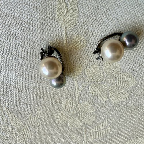Boucles d’oreilles clip perles de culture blanche et grise 1960 argent vintage