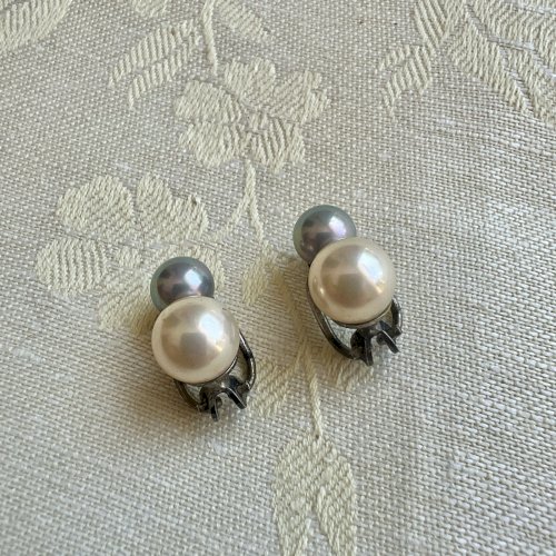 Boucles d’oreilles clip perles de culture blanche et grise 1960 argent vintage