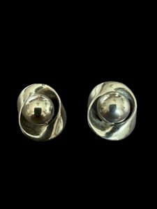 Vintage couture chic clip-on earrings circa 1970 Type Cardin, Courreges