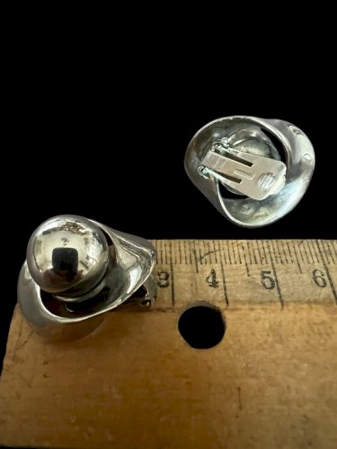 Boucles d’oreilles clip vintage couture chic vers 1970 Type Cardin, Courreges