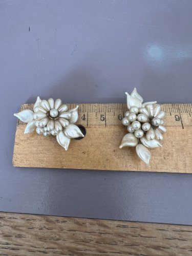 boucles d’oreilles clip vintage Louis Rousselet Fausses Perles Fleurs Anciennes