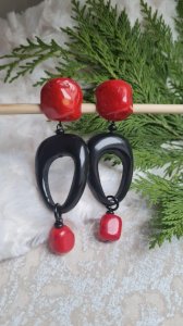 Boucles doreilles - clips en corail et ébène signées Nature