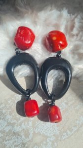 Boucles doreilles - clips en corail et ébène signées Nature