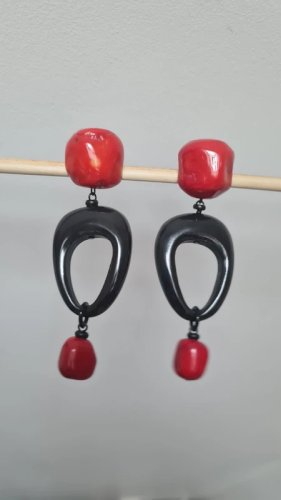 Boucles doreilles - clips en corail et ébène signées Nature