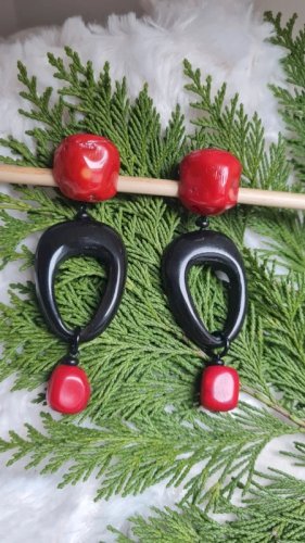 Boucles doreilles - clips en corail et ébène signées Nature