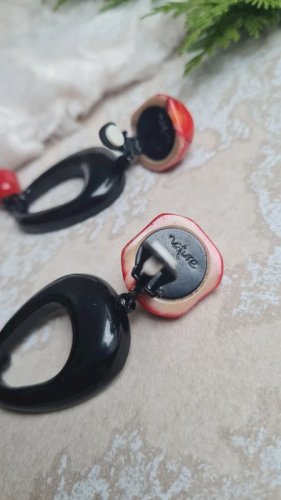 Boucles doreilles - clips en corail et ébène signées Nature